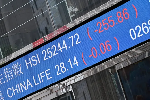 شاشة تعرض حركة الأسهم على مقر البورصة في جزيرة هونغ كونغ الصينية (أ.ف.ب)