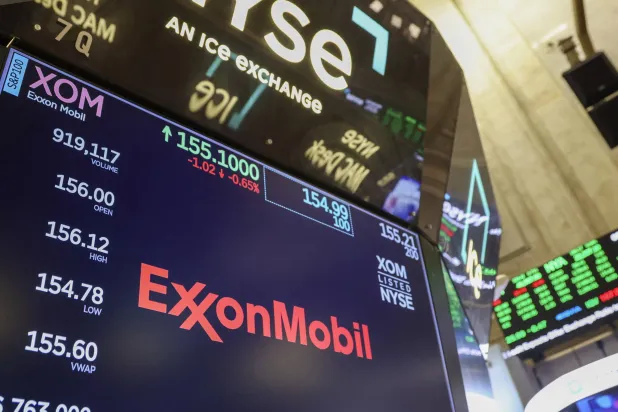 شاشة تعرض سعر سهم «إكسون موبيل» في قاعة تداول بورصة نيويورك (إ.ب.أ)