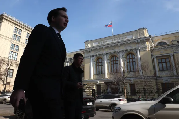 People walk in front of the Bank of Russia (Central Bank of the Russian Federation) headquarters in Moscow, Russia, 20 March 2026. EPA/MAXIM SHIPENKOV