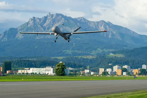 طائرة مسيّرة تابعة للقوات المسلحة السويسرية تقلع من قاعدة جوية في إيمين بوسط البلاد يوم 15 يونيو 2022 (رويترز)
