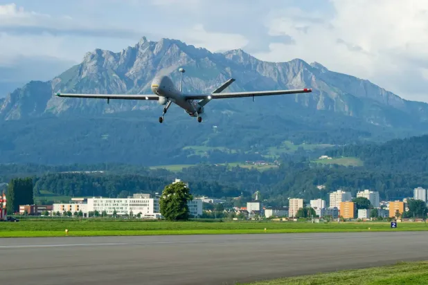 15 Haziran 2022'de İsviçre Silahlı Kuvvetlerine ait bir insansız hava aracı, ülkenin merkezindeki Emmen'deki bir hava üssünden kalkış yaptı (Reuters)
