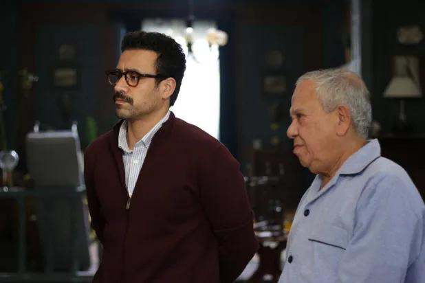 داود مع الفنان محمد محمود في كواليس التصوير (الشرق الأوسط)