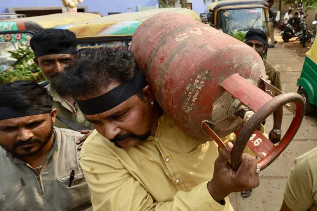 سائقون رفعوا لافتات وهتفوا بشعارات خلال احتجاج على نقص أسطوانات غاز البترول المسال وغاز السيارات الطبيعي المضغوط في بنغالور (إ.ب.أ)