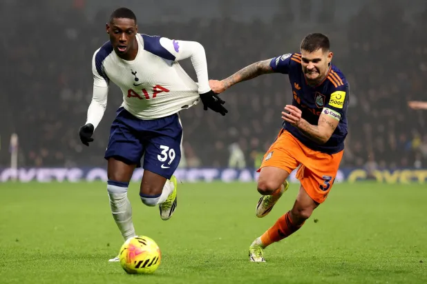 قائد نيوكاسل يونايتد برونو غيمارايش (يمين) (رويترز)