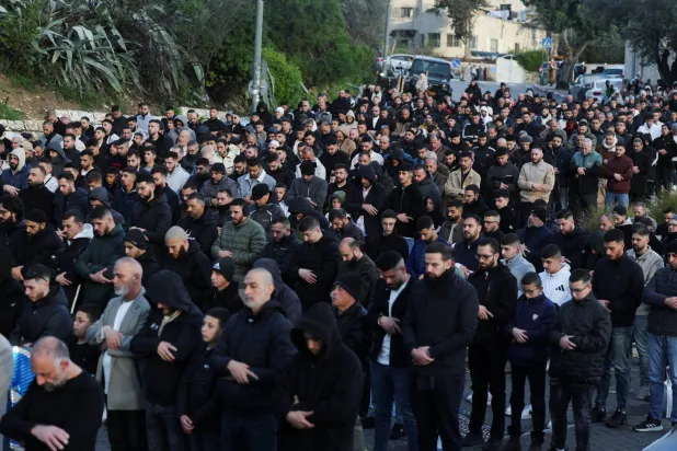 مصلون فلسطينيون مسلمون يؤدون صلاة العيد في القدس على جانب الطريق احتفالاً بعيد الفطر... إذ لا يُسمح لهم بأداء الصلاة في المسجد الأقصى في أعقاب القيود المفروضة على التجمعات الكبيرة وسط الحرب الأميركية الإسرائيلية مع إيران... 20 مارس الحالي (رويترز)