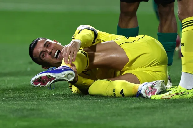 كريستيانو تعرض لإصابة في أوتار الركبة الخلفية خلال المباراة أمام الفيحاء بالدوري السعودي (رويترز)