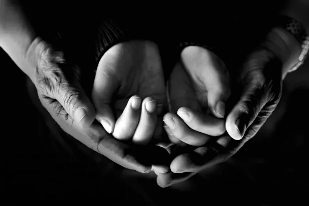 من سلسلة «رب ارحمهما» للمصورة نجلاء الخليفة (المصورة)