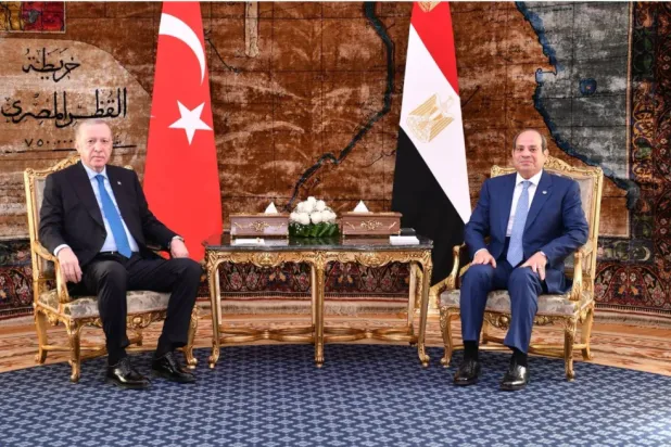 الرئيس المصري عبد الفتاح السيسي خلال استقبال نظيره التركي رجب طيب إردوغان في القاهرة فبراير الماضي (الرئاسة المصرية)