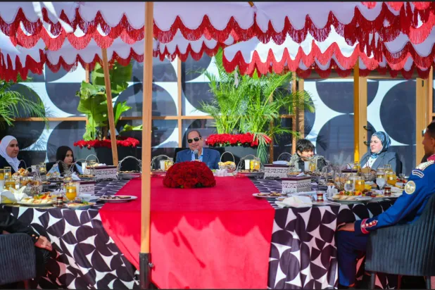 الرئيس المصري عقب صلاة عيد الفطر الجمعة بمسجد الفتاح العليم بالعاصمة الجديدة (الرئاسة المصرية)