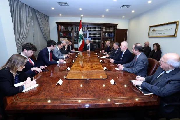 وزير الخارجية الفرنسي جان نويل بارو خلال اجتماعه مع الرئيس اللبناني جوزيف عون في القصر الجمهوري الخميس (الرئاسة اللبنانية)