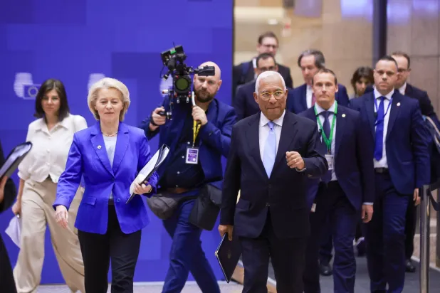 رئيسة المفوضية الأوروبية أورسولا فون دير لاين ورئيس المجلس الأوروبي أنطونيو كوستا عقب انتهاء القمة الأوروبية ببروكسل... يوم 20 مارس الحالي (إ.ب.أ)