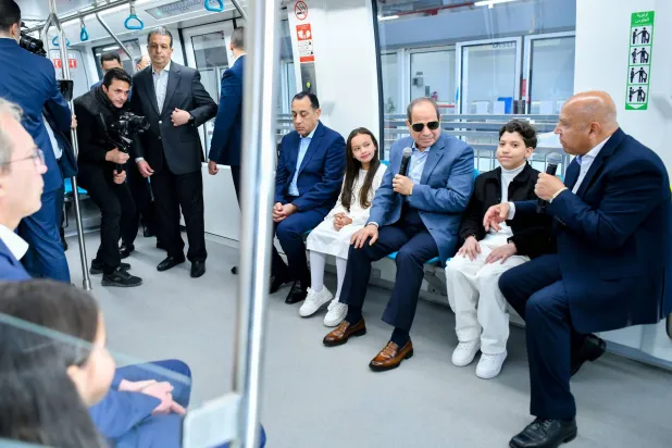 الرئيس عبد الفتاح السيسي داخل «مونوريل شرق النيل» الجمعة (الرئاسة المصرية)