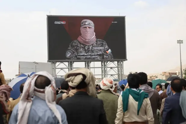 يمنيون يتابعون كلمة لـ«أبو عبيدة» المتحدث باسم «كتائب القسام» الذي أعلنت إسرائيل اغتياله في أغسطس 2024 (أرشيفية - إ.ب.أ)