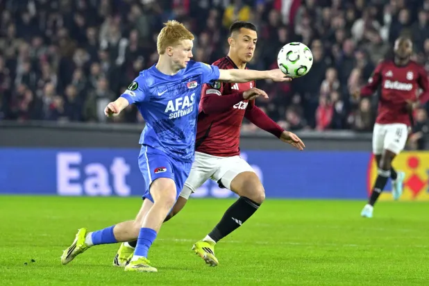 كيس سميت (يسار) انضم لمنتخب هولندا (أ.ب)