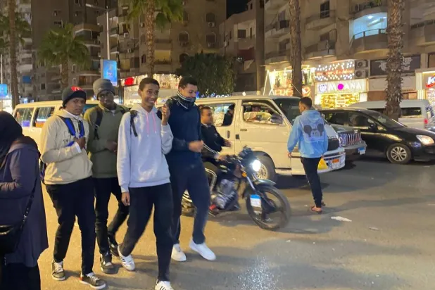 مصريون وسودانيون يتجولون في شارع بمنطقة فيصل بالهرم (الشرق الأوسط) 