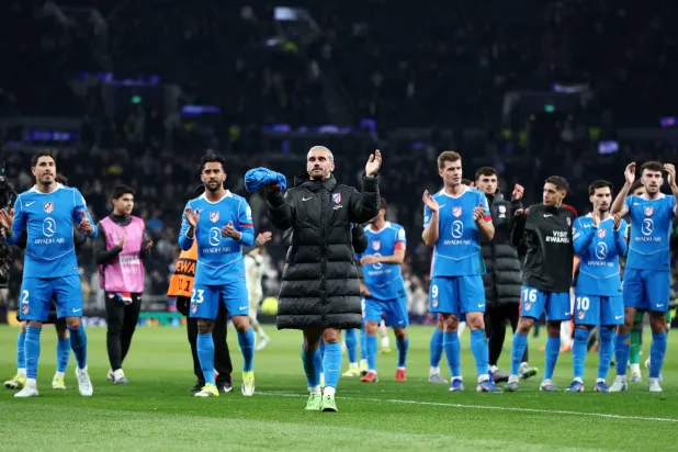 لاعبو أتلتيكو مدريد ومشاعر البههجة بعد الوصول لدور الثمانية بدوري الأبطال على حساب توتنهام (رويترز)