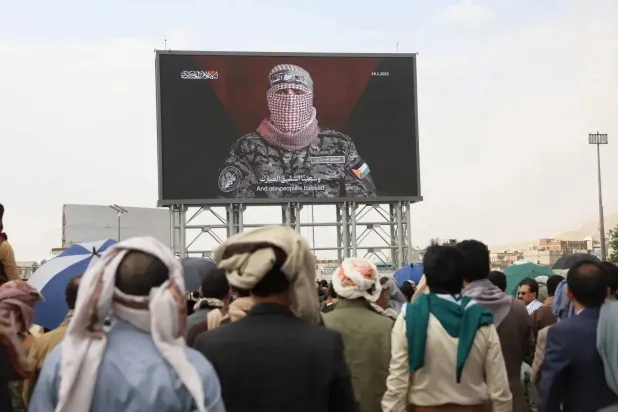 Yemenis watch a speech by “Abu Ubaida,” spokesman for the Qassam Brigades, whom Israel said it killed in August 2024 (file photo, EPA)

