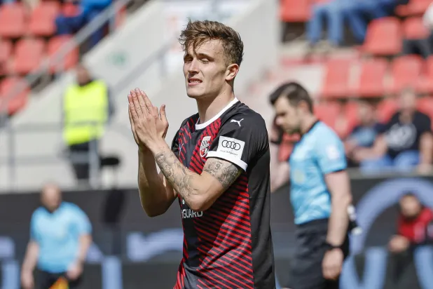 المهاجم الألماني دينيس إيكيرت أيينسا (د.ب.أ)