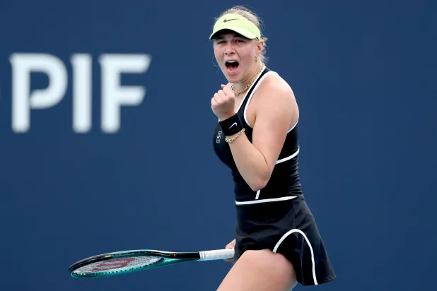 الأميركية أماندا أنيسيموفا تحتفل خلال مواجهتها الأسترالية أيلا تومليانوفيتش في بطولة ميامي (أ.ف.ب)