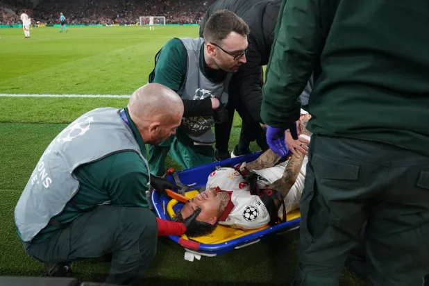 إصابة خطيرة للاعب غلاطة سراي نوا لانغ خلال مواجهة ليفربول في دوري أبطال أوروبا على ملعب أنفيلد (د.ب.أ)