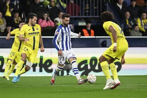 رايس مينديز لاعب ريال سوسييداد خلال مباراة فريقه أمام فياريال (إ.ب.أ)