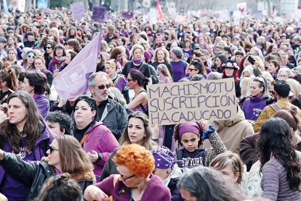 
مظاهرة نسائية إسبانية ضد الحرب (أ.ف.ب)