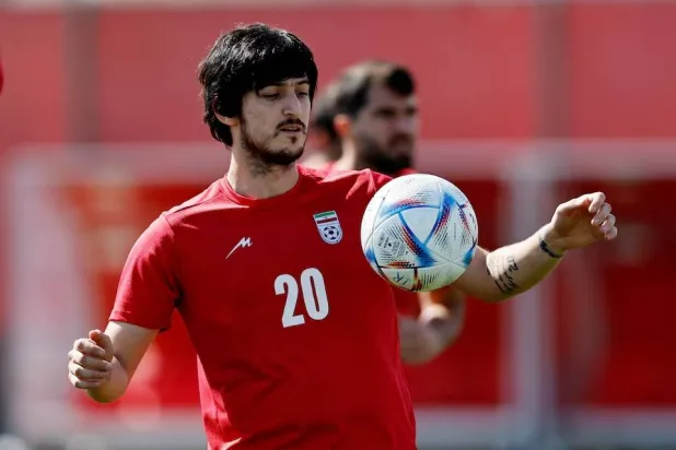 المهاجم سردار آزمون خارج تشكيلة إيران (رويترز)