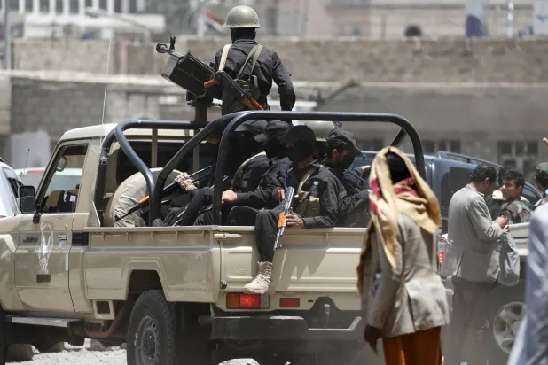 دورية حوثية في أحد شوارع العاصمة اليمنية صنعاء (إ.ب.أ)