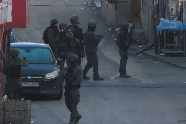 جنود إسرائيليون خلال مداهمة في رام الله بالضفة الغربية (رويترز)