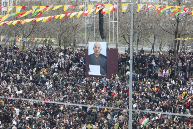 أكراد يحتفلون بعيد «نوروز» في ديار بكر جنوب شرقي تركيا السبت رفعوا صورة كبيرة لزعيم حزب العمال الكردستاني عبد الله أوجلان وهو يقرأ رسالة طالب فيها بحل الحزب ونزع أسلحته في 27 فبراير 2025 (حساب حزب الديمقراطية والمساواة للشعوب - «إكس»)