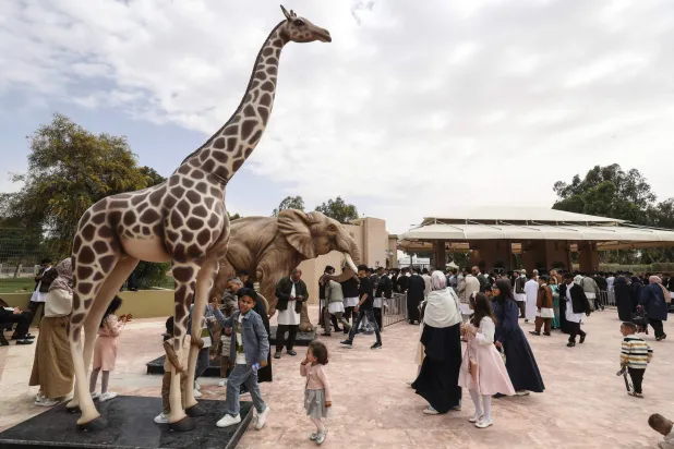 أسر ليبية تصطحب أطفالها لحديقة الحيوانات في طرابلس بمناسبة العيد «أ.ف.ب»