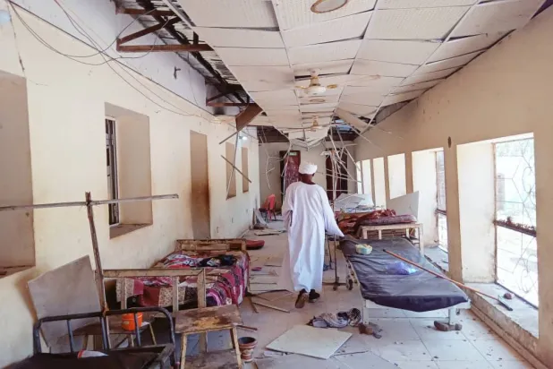 من الأضرار التي أصابت مستشفى الضعين في قصف سابق (الشرق الأوسط)