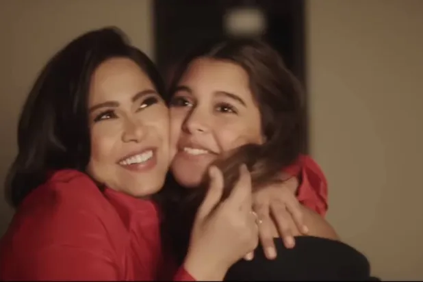 شيرين عبد الوهاب وابنتها في إعلان شركة الاتصالات (يوتيوب)