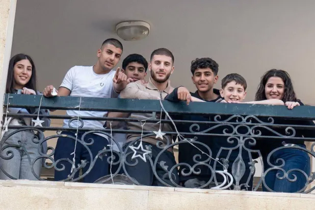 مجموعة من الشباب أثناء إلقاء أكياس معبأة بالمياه من شرفة منزلهم (فيديو متداول للواقعة)