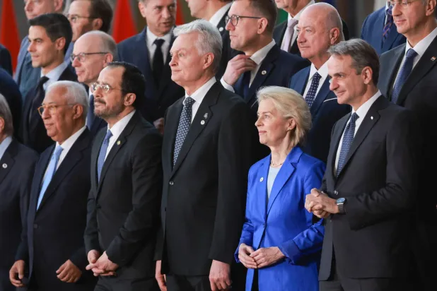 صورة جماعية للقادة المشاركين في القمة الأوروبية ببروكسل... يوم 19 مارس الحالي (إ.ب.أ)