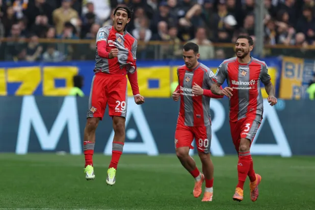 المغربي يوسف مالح «يسار» يحتفل بهدفه في مرمى بارما (د.ب.أ)