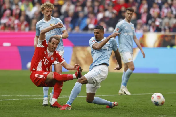 هاري كين لحظة تسجيله الهدف الثالث لبايرن في مرمى أونيون (رويترز)