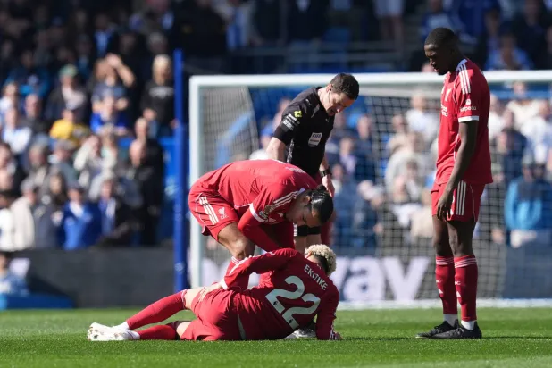 الفرنسي هوغو إيكتيكي مهاجم ليفربول لحظة إصابته بمواجهة برايتون (د.ب.أ)