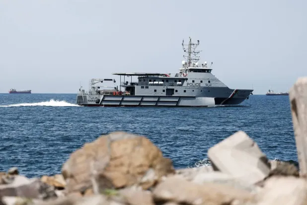 12 Mart'ta Hürmüz Boğazı'nda gemi trafiğinin azalması nedeniyle Umman sahil güvenlik gemisi bölgeyi izliyor (Reuters)