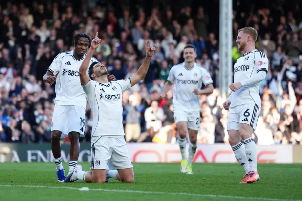 فرحة لاعبي فولهام بالفوز الكبير على بيرنلي (د.ب.أ)