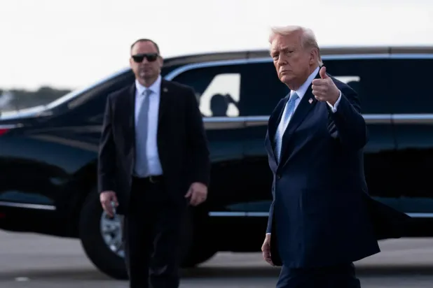 ABD Başkanı Trump, Florida'daki Palm Beach Havaalanı’na gelişi sonrası gazetecileri selamlarken, 20 Mart 2026 (AFP)