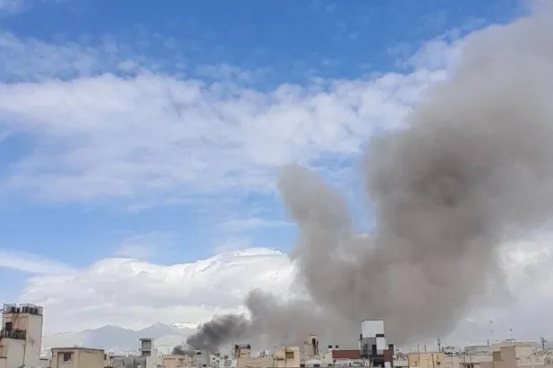 دخان يتصاعد بعد قصف مقرات عسكرية في منطقة بيروزي شرق طهران السبت (شبكات التواصل)