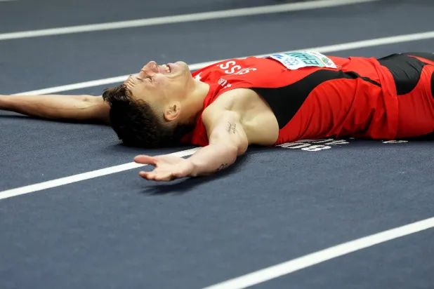 إيهامر يستلقي على الأرض بعد وصوله إلى خط النهاية (رويترز)