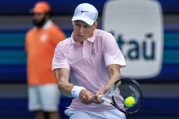 سينر استهل مشواره في دورة ميامي بنجاح (إ.ب.أ)