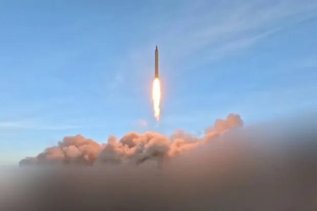 Devrim Muhafızları tarafından yayınlanan ve 12 Mart 2026'da İran füzelerinin 41. dalgasının fırlatılmasını gösteren videodan, (AFP)