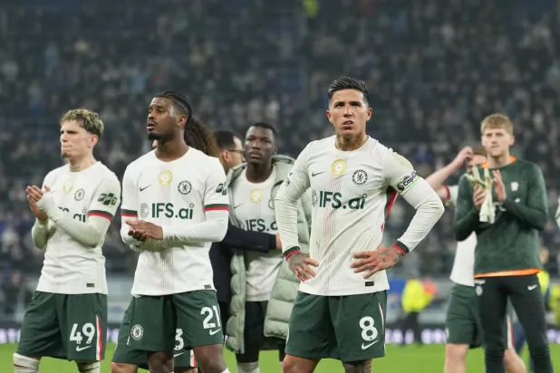 لاعبو تشيلسي يحيون جماهيرهم بعد نهاية المباراة (أ.ب)