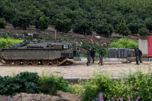 الجيش الإسرائيلي يحشد قواته عند الحدود مع لبنان (إ.ب.أ)