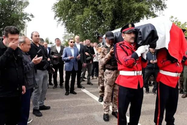 Irak İstihbarat Servisi tarafından, dün bir saldırıda hayatını kaybeden subayın cenaze töreninden bir fotoğraf paylaşıldı