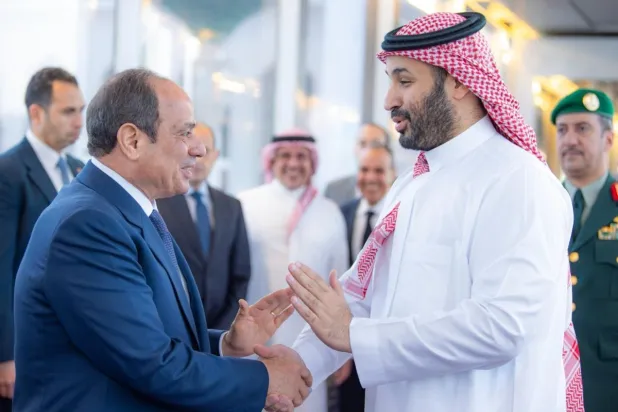 الأمير محمد بن سلمان يصافح الرئيس المصري (واس)