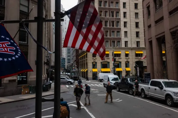 New York Borsası'nın bulunduğu Finans Mahallesi'nde yürüyen İnsanlar (AFP)